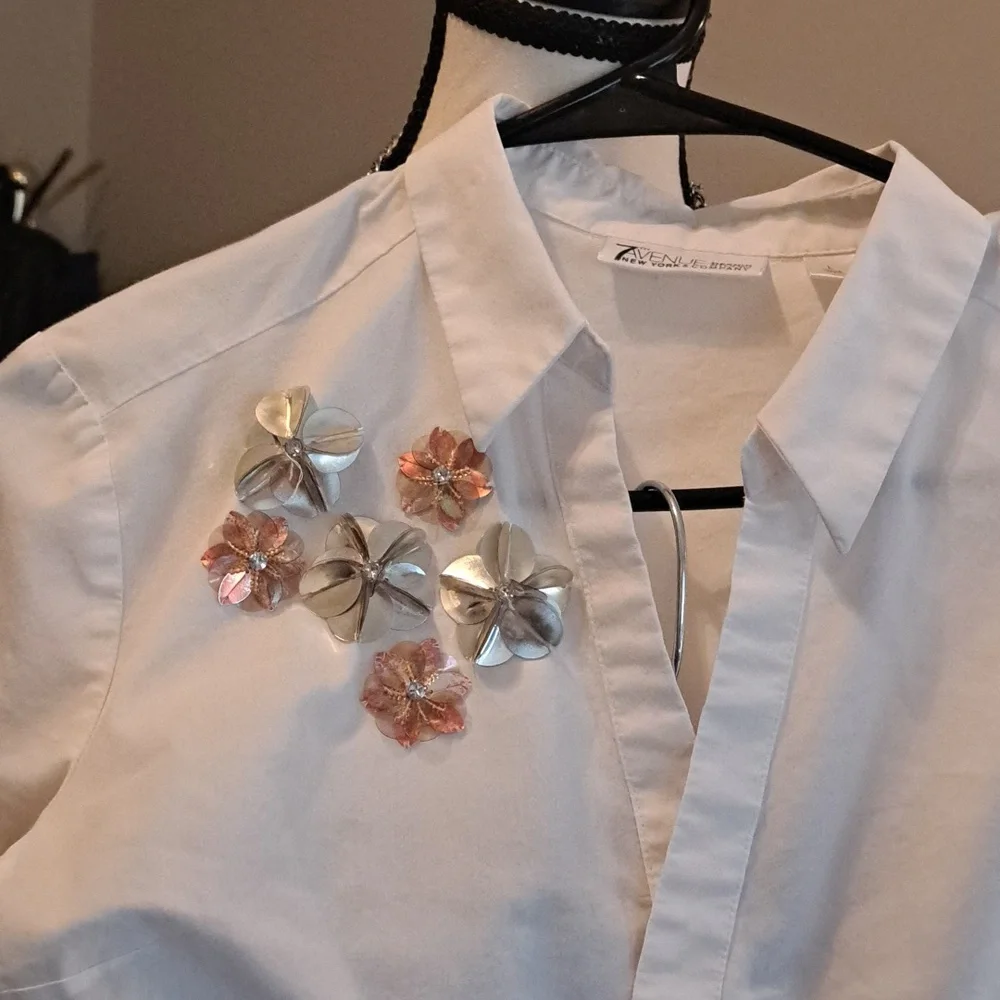 3PC BUNDLE WITH JEANS AND 2 BLOUSES - Picture 3 of 11